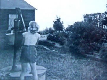 OVER STRANDEN - Else henter vand ved pumpen 1950erne OVER STRANDEN - Else henter vand ved pumpen 1950erne